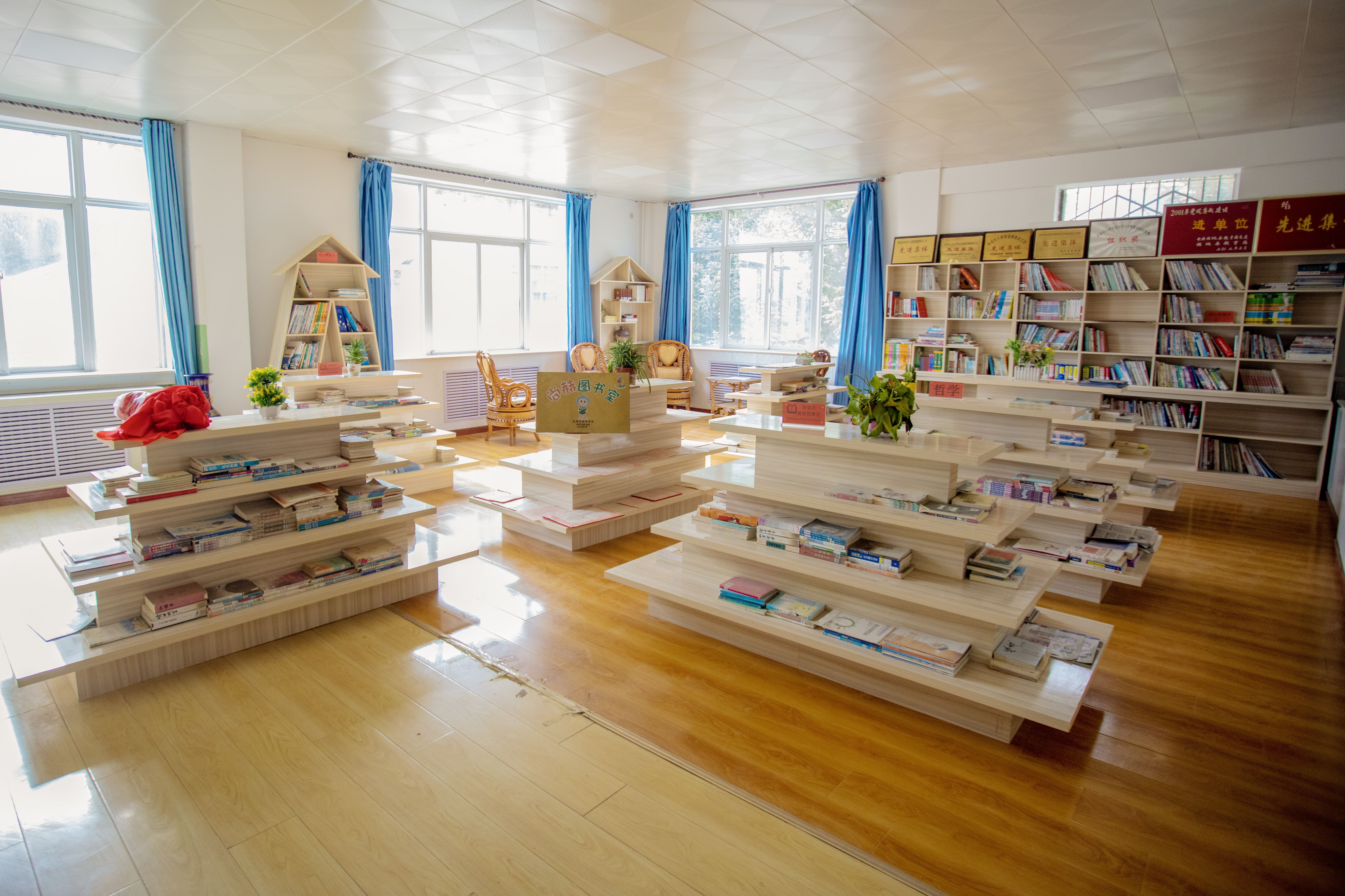 天津高校大学生记者走进好博在线（中国）唯一官方网站公益小学开展“书香悦读，筑梦成长”活动